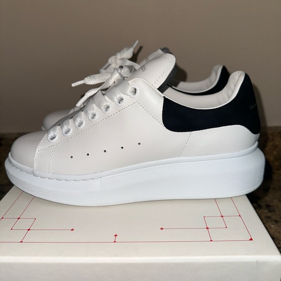 Alexander McQUEEN Women's Oversized Suede Heel Detail Sneakers - Picture 6 of 11